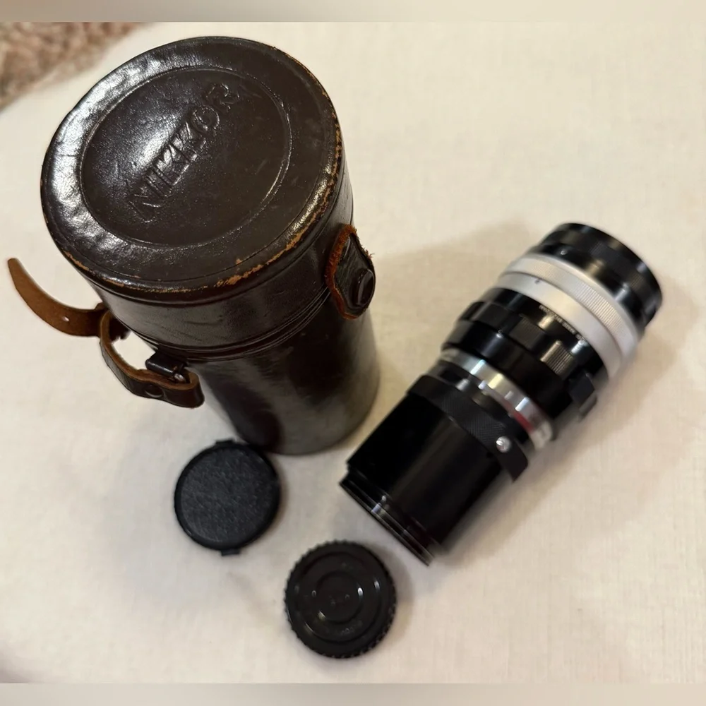 Nikon Nikkor-Q Auto 1:4 f=200mm. Japan vintage includes vintage leather case.